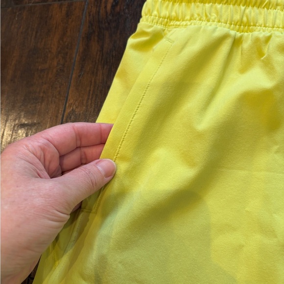 Under Armour Flex Woven Shorts Women’s 2XL Lime Yellow NWT Athletic Running - Picture 7 of 8